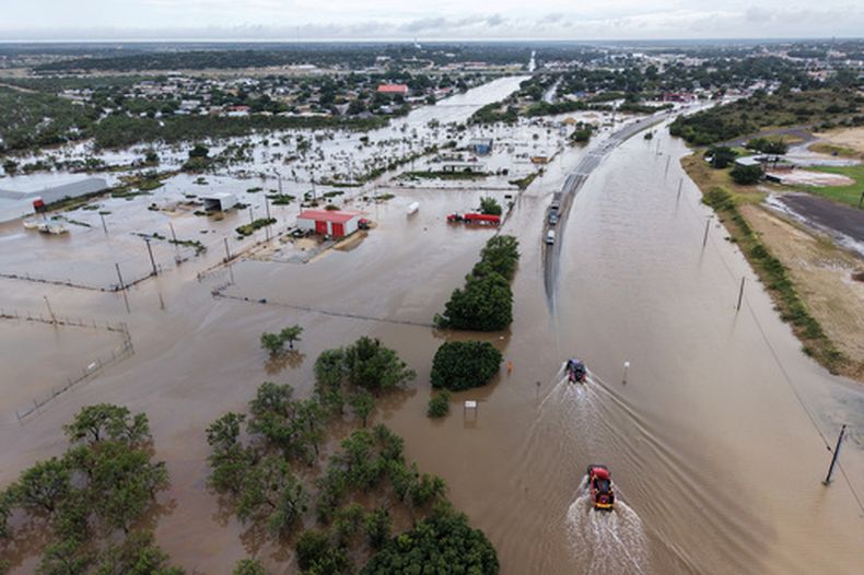 Una vista aérea muestra las inundaciones del viernes 17 de julio de 2026 en Ozona, Texas. (AP Foto/Gerald Herbert)
