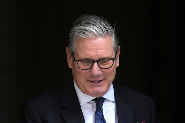 El primer ministro británico Keir Starmer sale de 10 Downing Street para asistir a la sesión seminal de preguntas al primer ministro en el Parlamento, en Londres, el miércoles 10 de junio de 2026. (AP Foto/Kin Cheung)