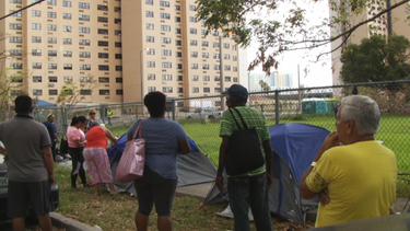 residentes de civic towers permanecen viviendo en las calles