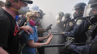 Manifestantes se enfrentan con la policía en la autopista 101, cerca del centro metropolitano de detención, el domingo 8 de junio de 2025, en Los Ángeles. (AP Foto/Jae C. Hong)
