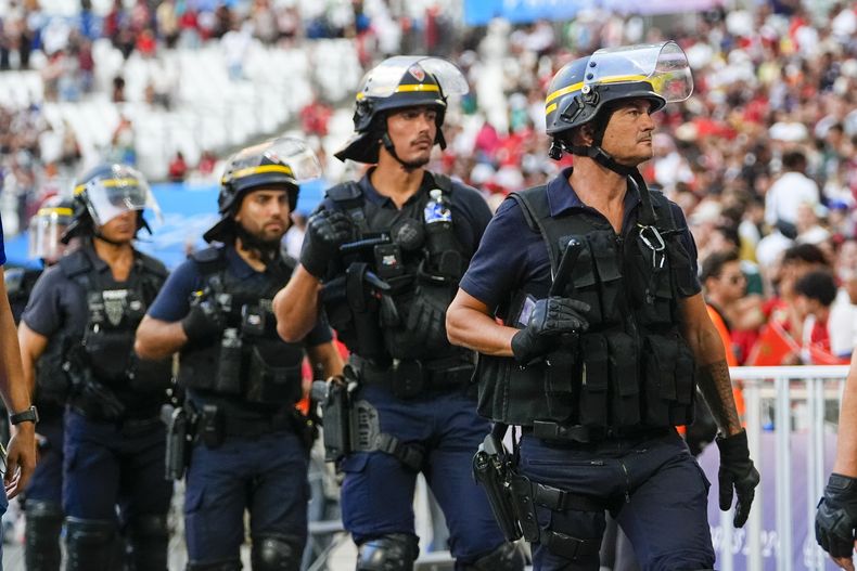 En esta imagen de archivo, agentes de policía, junto al terreno de juego durante la semifinal del torneo olímpico de fútbol entre Marruecos y España, en los Juegos de París, el 5 de agosto de 2024, en el estadio de Marsella, en Marsella, Francia. (AP Foto/Julio Cortez, archivo)
