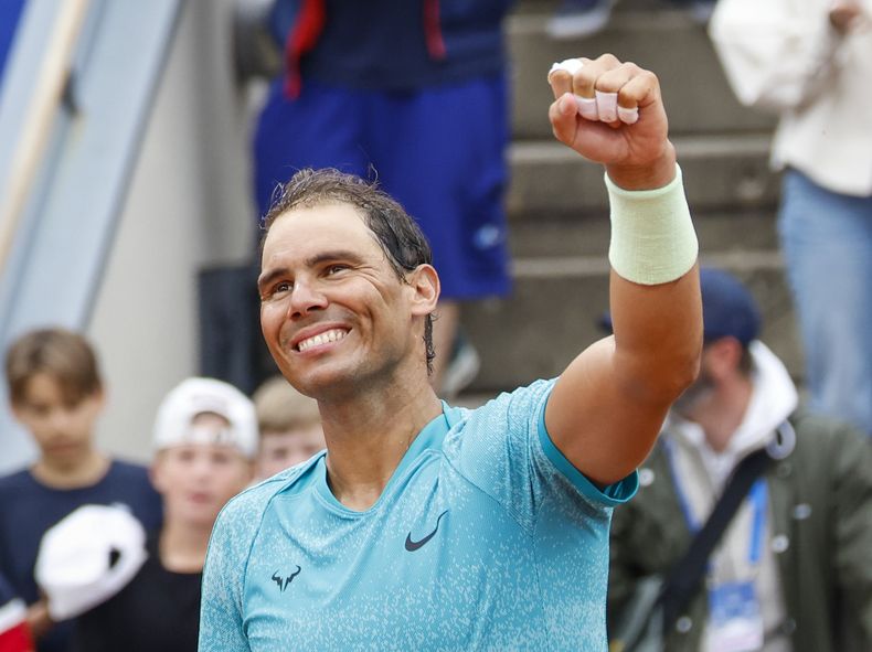 El español Rafael Nadal festeja luego de vencer al sueco Leo Borg el martes 16 de julio de 2024, en el torneo de Bastad (Adam Ihse/TT News Agency via AP)