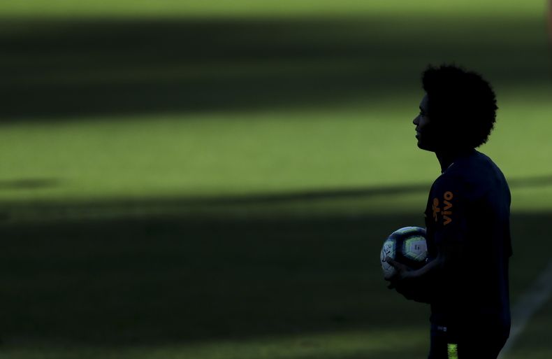 ARCHIVO - En esta foto del 1 de julio de 2019, el brasileño Willian sostiene un balón durante un entrenamiento de Brasil en Belo Horizonte, de cara a la final de la Copa América ante Argentina (AP Foto/Natacha Pisarenko)