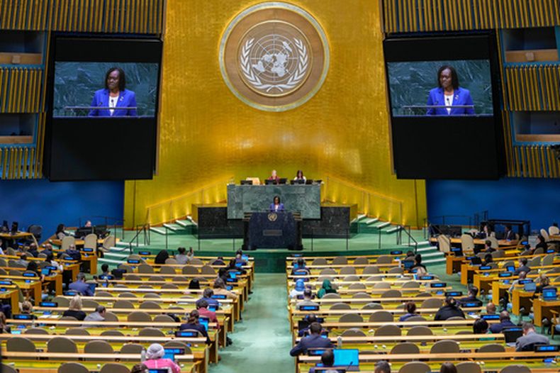 La representante permanente de Sudán del Sur ante la ONU, Cecilia Adout Majok Adeng, interviene en la 81ra sesión de la Asamblea General de Naciones Unidas, en la sede del organismo, el 28 de septiembre de 2026. (AP Foto/Yuki Iwamura)