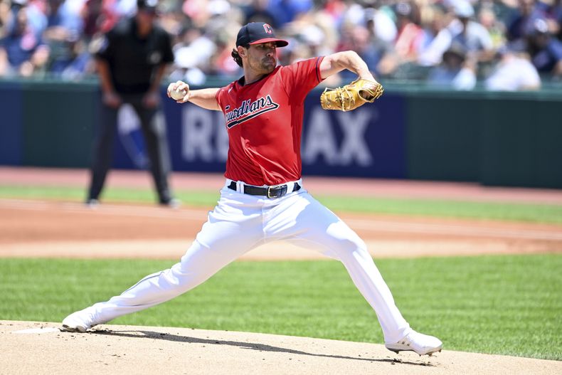 El abridor de los Guardianes de Cleveland Shane Bieber lanza en la primera entrada del juego ante los Reales de Kansas City el domingo 9 de julio del 2023. (AP Foto/Nick Cammett)
