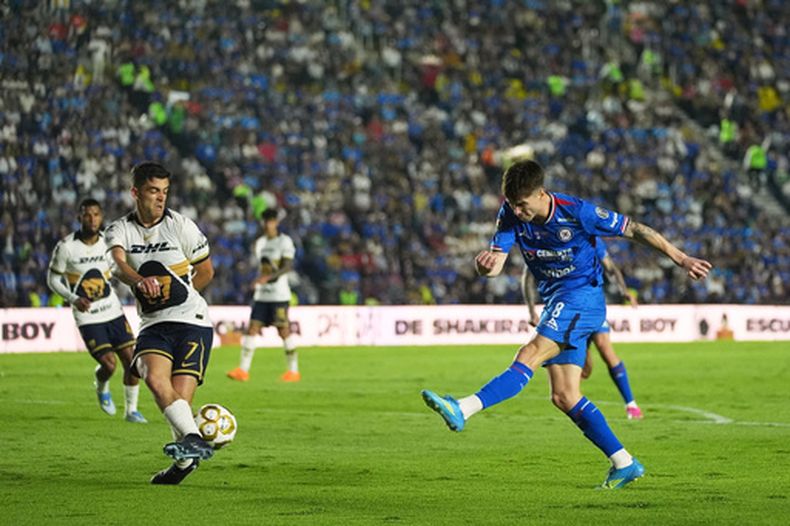 Rodrigo López, de Pumas, tapa un disparo de Agustín Palavecino, de Cruz Azul, durante el partido de ida de la final de la Liga MX, el jueves 21 de mayo de 2026 (AP Foto/Eduardo Verdugo)