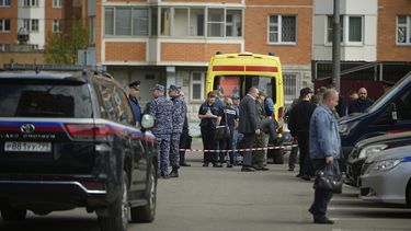 Agentes de policía e investigadores trabajan en la escena de un atentado que acabó con la vida del teniente general Yaroslav Moskalik, en Balashikha, a las afueras de Moscú, Rusia, el 25 de abril de 2025. (AP Foto)