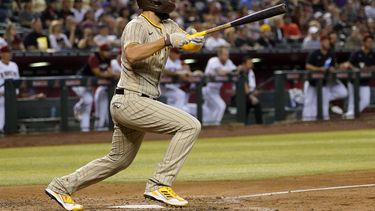 Hosmer y Machado ayudan a Padres, que ganan en Arizona