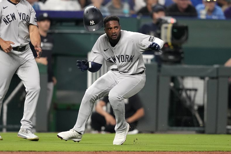 El dominicano Pablo Reyes, de los Yankees de Nueva York, corre para anotar ante los Reales de Kansas City, el jueves 12 de junio de 2025 (AP Foto/Ed Zurga)