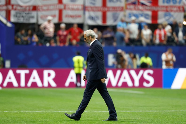 El entrenador del Congo Sebastien Desabre sale del campo tras la eliminación de su país en los dieciseisavos de final ante Inglaterra el miércoles primero de julio del 2026. (AP Foto/Erik S. Lesser)