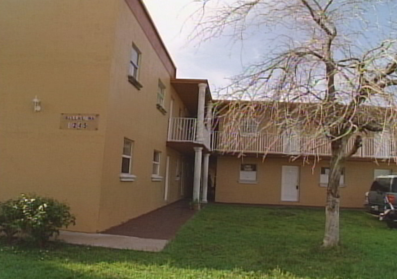 En medio del desespero y la indignación, Esperanza Álvarez saca fuerza todos los días para calentar el agua de su nieta de tres años, y trasladarla al baño por un estrecho pasillo, esquivando obstáculos bajo el temor de un accidente doméstico. Álvarez es