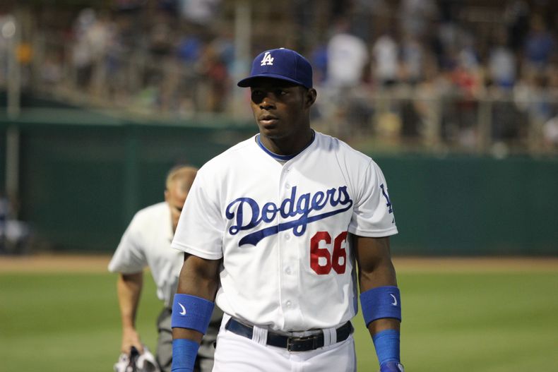 En medio de una demanda contra el pelotero cubano Yasiel Puig en Miami habla en exclusiva con América Noticias un familiar de una pieza clave en este proceso.