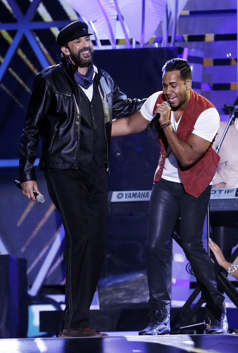 En esta foto del 25 de abril del 2013, Juan Luis Guerra, a la izquierda, y Romeo Santos cantan juntos en la ceremonia de los Premios Billboard de la M&uacute;sica Latina en Coral Gables, Florida. Guerra lanz&oacute; el lunes 25 de agosto del 2014 el senci