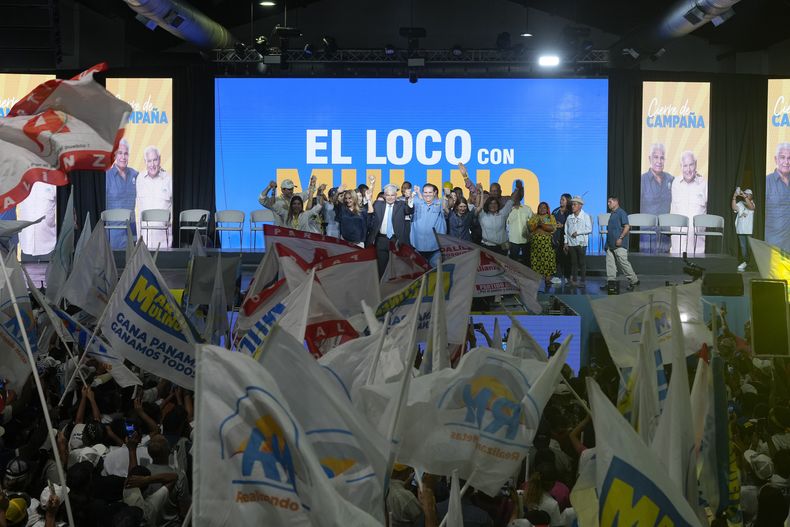 El candidato presidencial de Realizando Metas, José Raúl Mulino, en el centro del escenario, se dirige a sus partidarios durante un mitin de cierre de campaña en la Ciudad de Panamá, el domingo 28 de abril de 2024. Panamá celebrará elecciones generales el domingo 5 de mayo. (Foto AP/Matías Delacroix)