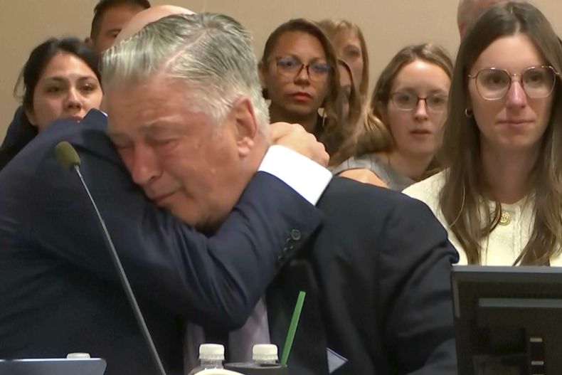 El actor Alec Baldwin llora después de que la jueza desestimara el caso de homicidio involuntario por la muerte, en 2021, de la cinefotógrafa Halyna Hutchins durante el rodaje de la película del oeste Rust, el viernes 12 de julio de 2024, en la corte distrital del condado de Santa Fe, en Nuevo México. (Video via AP)