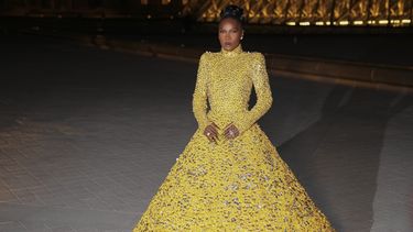 Doechii posa a su llegada a Le Grand Diner du Louvre durante la semana de la moda femenina otoño/invierno 2025-2026, el martes 4 de marzo de 2025, en París. (Foto Scott A Garfitt/Invision/AP)