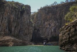cinco muertos en brasil al caer roca sobre botes turisticos