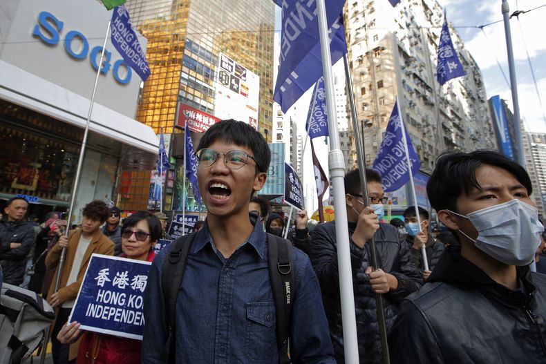 ARCHIVO - El manifestante a favor de la independencia Tony Chung (izquierda) protesta en Hong Kong, el 1 de enero de 2019. (AP Foto/Kin Cheung, Archivo)