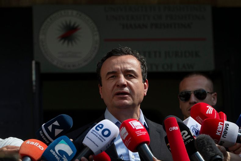 ARCHIVO - Albin Kurti, entonces primer ministro interino de Kosovo y líder del partido Vetëvendosje, se dirige a los medios de comunicación tras votar en las elecciones parlamentarias en Pristina, Kosovo, el 7 de junio de 2026. (Foto AP/Visar Kryeziu, archivo)