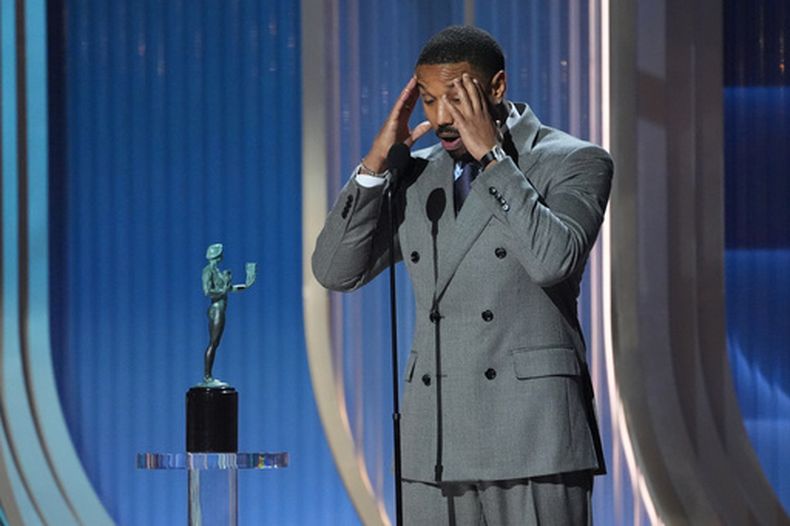 ARCHIVO - Michael B. Jordan reacciona al aceptar el premio a mejor actor por Sinners durante la 32ª edición de los Premios del Sindicato de Actores en Los Ángeles el 1 de marzo de 2026. (Foto AP/Chris Pizzello, archivo)