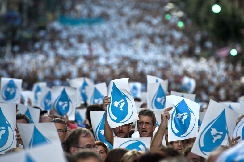 Miles de ciudadanos que apoyan la independencia del Pa&iacute;s Vasco marchan por las calles de Bilbao, en el norte de Espa&ntilde;a, el s&aacute;bado 5 de octubre de 2013, durante una protesta contra la detenci&oacute;n de miembros del movimiento vasco H
