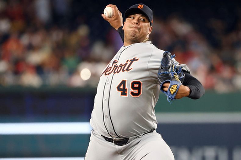ARCHIVO - El venezolano Carlos Hernández, de los Tigres de Detroit, lanza en el séptimo inning del juego ante los Nacionales de Washington, en esta foto del juves 3 de julio de 2025 (AP Foto/Daniel Kucin Jr., archivo )