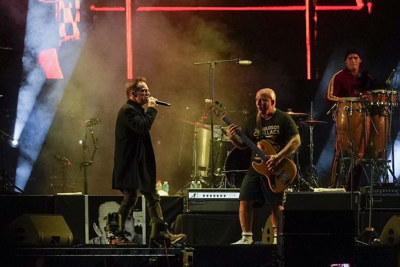 El vocalista Vicentico, izquierda, y el bajista Sr. Flavio de la banda de rock argentina Los Fabulosos Cadillacs durante su concierto gratuito en el Zócalo de la Ciudad de México el sábado 3 de junio de 2023. (Foto AP/Aurea Del Rosario)