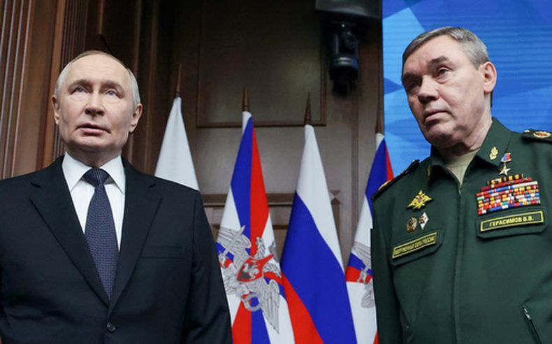 El presidente ruso Vladímir Putin, izquierda, y el jefe del Estado Mayor de Rusia, el general Valery Gerasimov, asisten a la reunión anual del Ministerio de Defensa del país y premiación de soldados en Moscú, Rusia, el miércoles 17 de diciembre de 2025. (Alexander Kazakov/Sputnik, Kremlin Pool Foto vía AP)