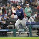 Jarred Kelenic de los Marineros de Seattle reacciona tras conectar un jonrón frente al abridor de los Filis de Filadelfia Bailey Falter en el quinto episodio del encuentro del martes 25 de abril del 2023. (AP Foto/Matt Slocum)