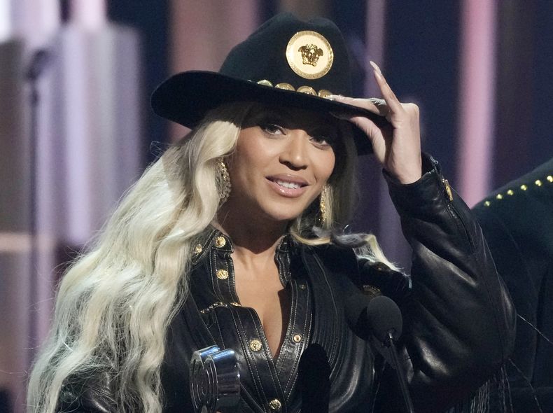 Beyonce aparece en los Premios iHeartRadio Music, el lunes 1 de abril de 2024, en el Teatro Dolby de Los Ángeles. (Foto AP/Chris Pizzello)