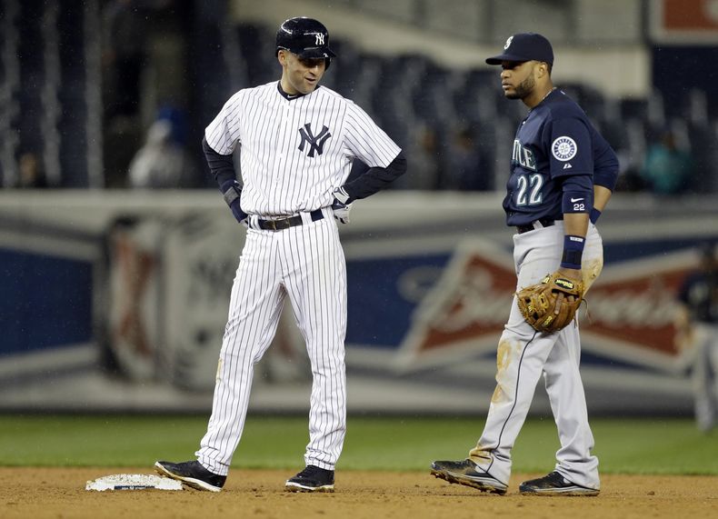 El torpedero de los Yanquis de Nueva York Derek Jeter habla con el intermedista de los Marineros de Seattle Robinson Can&oacute; durante la octava entrada del partido del martes 29 de abril de 2014. (AP Photo)