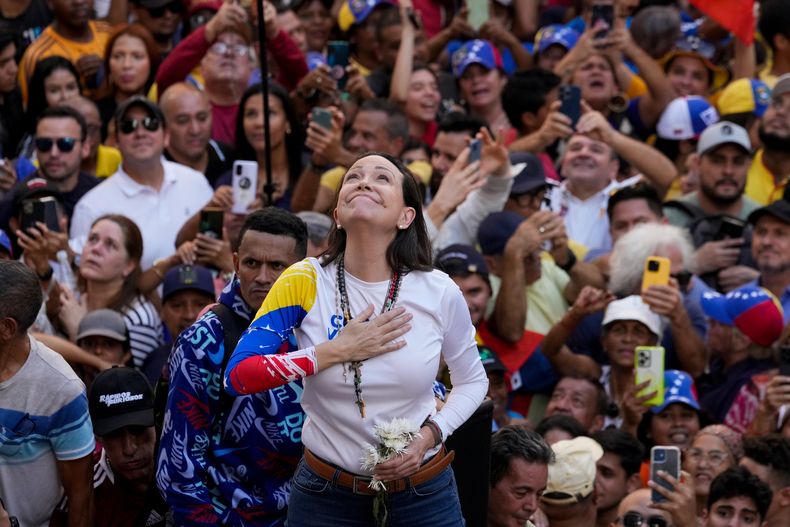 ARCHIVO - La líder opositora venezolana María Corina Machado se dirige a sus seguidores durante una protesta contra el presidente Nicolás Maduro, en Caracas, Venezuela, el 9 de enero de 2025, un día antes de la toma de posesión de Maduro para su tercer mandato. (AP Foto/Ariana Cubillos, archivo)