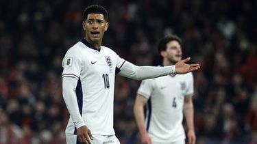 Jude Bellingham (10), de Inglaterra, reacciona durante el juego de clasificación del Grupo K de Europa entre Albania e Inglaterra, en Tirana, Albania, el domingo 16 de noviembre de 2025. (AP Foto/Vlasov Sulaj)