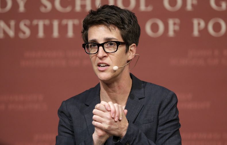 ARCHIVO - La presentadora de televisión de MSNBC, Rachel Maddow, presentadora del programa Rachel Maddow Show, modera el panel Perspectivas sobre seguridad nacional el 16 de octubre de 2017, en Cambridge, Massachusetts. (Foto AP/Steven Senne, File)