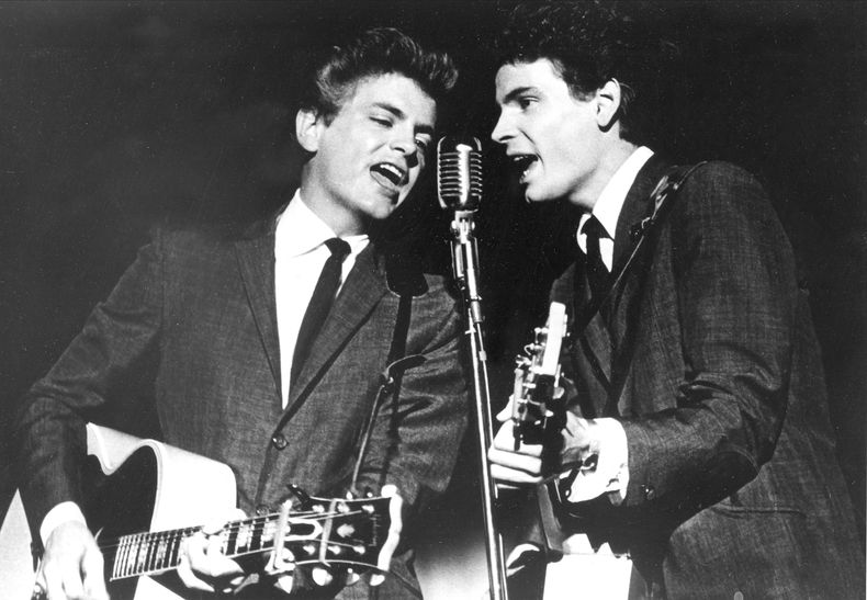 Fotograf&iacute;a de archivo del 31 de julio de 1964 muestra a los Everly Brothers, Don y Phil, actuando en un escenario. Phil Everly falleci&oacute; el viernes 3 de enero de 2014 en un hospital de Burbank, California, a los 74 a&ntilde;os de edad. (Foto