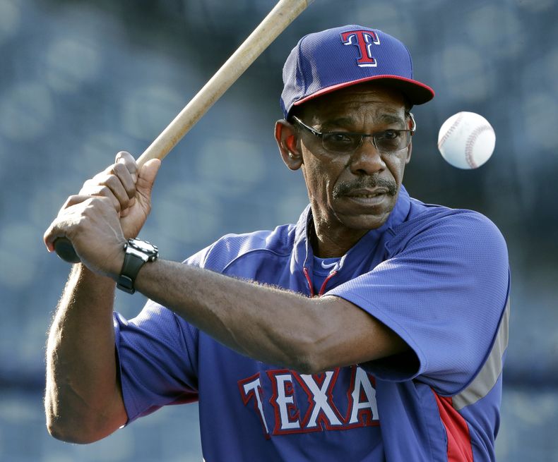 El manager de los Rangers de Texas, Ron Washington, batea en una pr&aacute;ctica de fildeo antes de un partido el 3 de septiembre de 2014 en Kansas City. (AP Photo/Charlie Riedel)