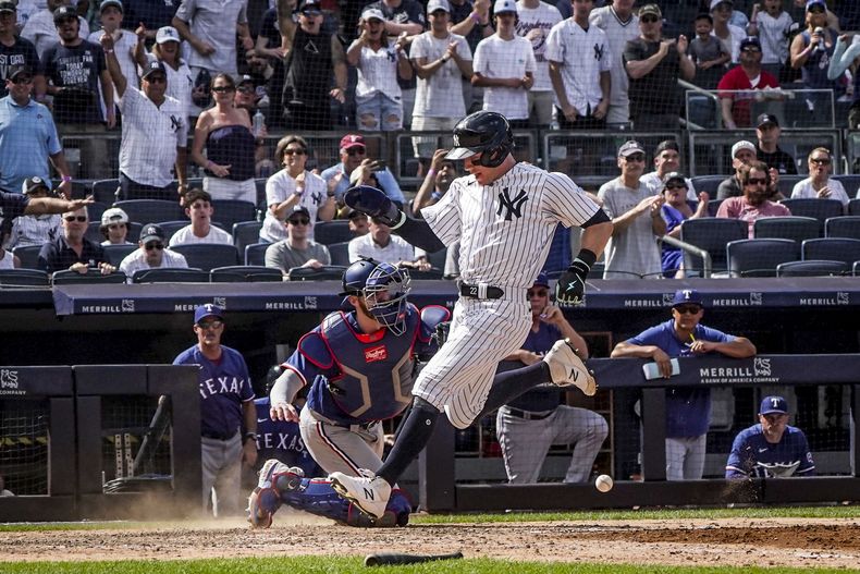 Harrison Bader de los Yanquis de Nueva York supera el lanzamiento al plato para anotar en la octava entrada frente a los Rangers de Texas el domingo 25 de junio del 2023. (AP Foto/Bebeto Matthews)