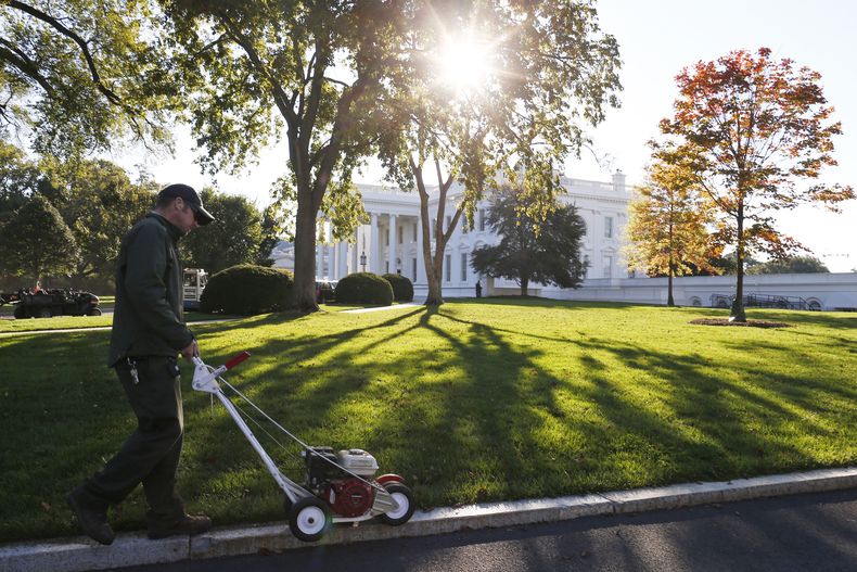 Un empleado del Servicio de Parques Nacionales utiliza una perfiladora de pasto en el Jard&iacute;n Norte de la Casa Blanca en Washington, el vienes 18 de octubre de 2013, una vez que los legisladores resolvieran la noche del mi&eacute;rcoles poner fin al