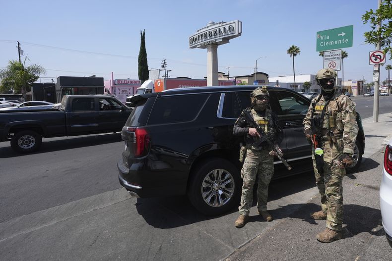 Agentes de inmigración realizan un operativo en Montebello, California, el 15 de agosto del 2025. (AP foto/Gregory Bull)