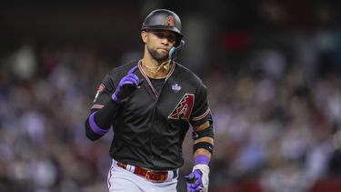 ARCHIVO- Lourdes Gurriel Jr., de los Diamondbacks de Arizona, celebra después de batear un jonrón de tres carreras en contra de los Rangers de Texas en la octava entrada del cuarto juego de la Serie Mundial, el 31 de octubre de 2023, en Phoenix. (AP Foto/Godofredo A. Vásquez, Archivo)