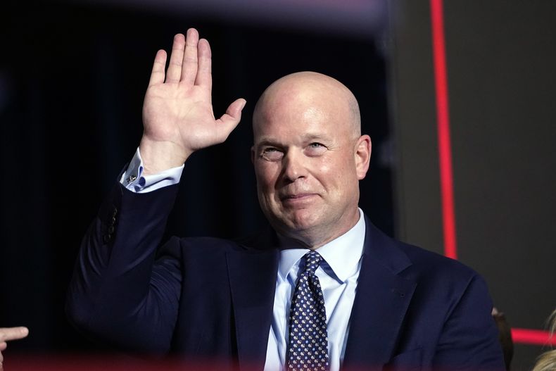 El exsecretario de justicia interino de EEUU, Matt Whitaker, saluda mientras el candidato presidencial republicano Donald Trump habla en un mitin en Des Moines, Iowa, el 15 de enero de 2024. (AP Foto/Andrew Harnik, Archivo)