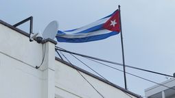 Una bandera cubana ondea sobre la Embajada de Cuba en Quito, Ecuador, el miércoles 4 de marzo de 2026. (Foto AP/Dolores Ochoa)
