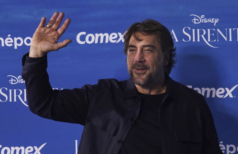 El actor Javier Bardem posa en la alfombra azul de la película La Sirenita en la Ciudad de México el 11 de mayo de 2023. (Foto AP/Marco Ugarte)