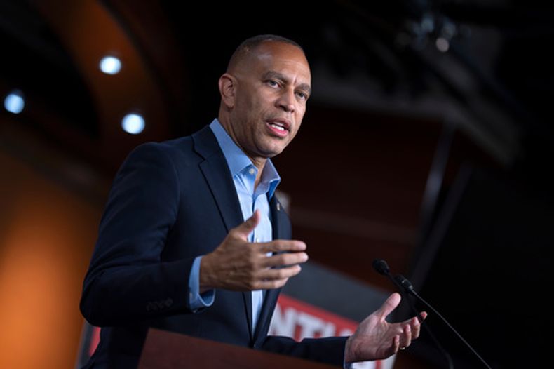 El líder de la minoría en la Cámara de Representantes, Hakeem Jeffries, demócrata de Nueva York, habla con periodistas en el Capitolio, en Washington, el lunes 31 de agosto de 2026. (Foto AP/J. Scott Applewhite)