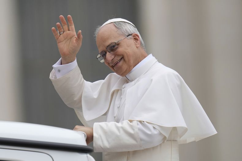 El papa León XIV saluda a su llegada a su primera vista general en la plaza de San Pedro del Vaticano, el miércoles 21 de mayo de 2025. (AP Foto/Gregorio Borgia)