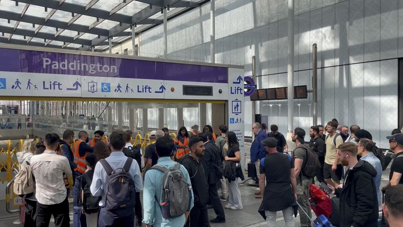 Pasajeros de la estación Paddington del metro de Londres el lunes 12 de mayo de 2025 después de que el servicio fue suspendido debido a fallas de energía. (Tom Philpot/PA vía AP)