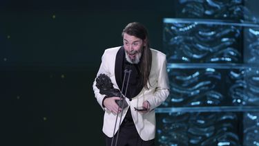 Javier Alvarino recibe el premio a mejor dirección de arte por La Virgen Roja durante la 39ª ceremonia de los Premios Goya en Granada, España, el sábado 8 de febrero de 2025, en Granada. (Foto AP/Fermin Rodriguez)