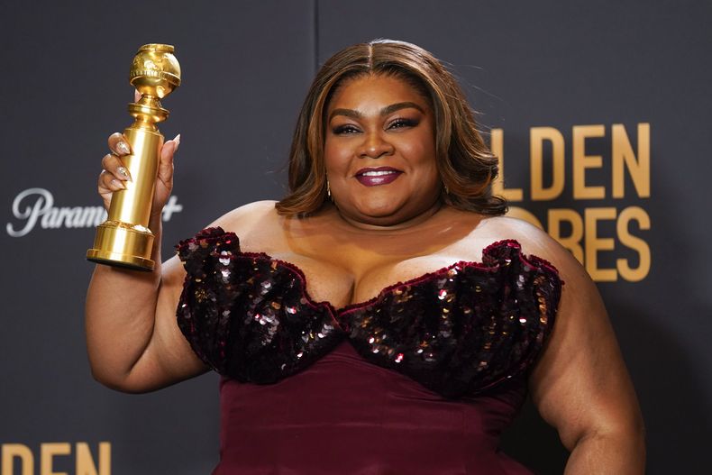 DaVine Joy Randolph posa en la sala de prensa con el premio a la mejor actriz de reparto en cine por The Holdovers en la 81a edición de los Globos de Oro el domingo 7 de enero de 2024, en el Hotel Beverly Hilton en Beverly Hills, California. (Foto AP/Chris Pizzello)