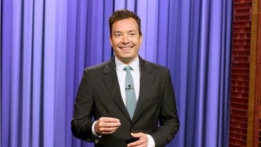 jimmy fallon regresa a tonight tras casi perder un dedo