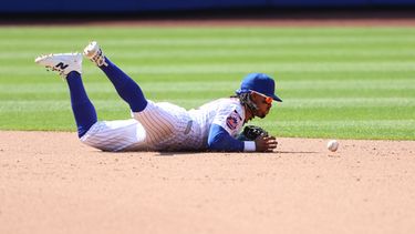 Francisco Lindor, campocorte de los Mets de Nueva York, se lanza para tratar de tomar una pelota bateada por Romy Gonzalez, de los Medias Rojas de Boston, lo que permitió que Ceddanne Rafaela llegara a segunda base durante la novena entrada del juego de béisbol de Grandes Ligas, el domingo 12 de julio de 2026, en Nueva York. (AP Foto/Pamela Smith)